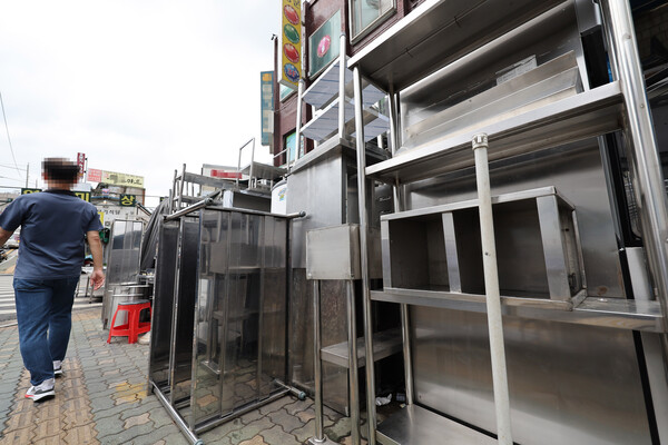 공공요금 인상, 물가 상승, 경기 악화, 고금리 여파로 폐업을 결정한 소상공인들이 늘고 있는 가운데 29일 오전 서울 중구 황학동 주방거리에 중고 주방기구들이 쌓여 있다. 2023.5.29. 연합뉴스