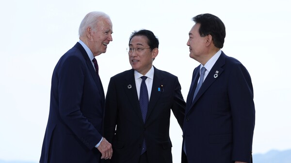 G7 정상회의 참관국 자격으로 일본을 방문 중인 윤석열 대통령이 21일히로시마 G7 정상회의장인 그랜드프린스호텔에서 열린 한미일 정상회담에 앞서 조 바이든 미국 대통령, 기시다 후미오 일본 총리와 환담하고 있다. 2023.5.21. 연합뉴스