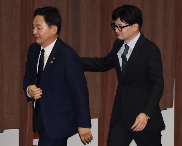 한동훈 법무부 장관과 원희룡 국토부 장관이 20일 국회 본회의장에서 인사 후 회의장 밖으로 나가고 있다. 2023.6.20. 연합뉴스