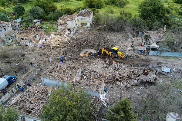 러시아군 공습으로 초토화된 우크라이나 동부 도네츠크주 크라마토르스크에서 14일(현지시간) 주민들이 파괴된 건물 잔해를 치우고 있다. 이날 파블로 키릴렌코 주지사는 러시아군이 간밤에 민간인 주택 등을 공격해 도네츠크주에서 3명이 숨졌다고 밝혔다. 2023.06.14. 크라마토르스크=EPA 연합뉴스) 