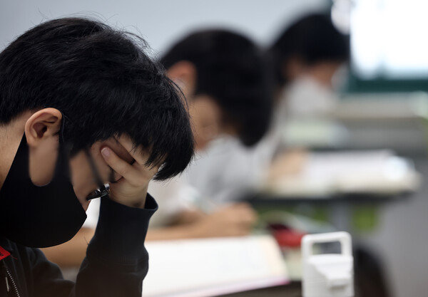 대학수학능력시험의 '킬러문항' 파동이 일고 있는 가운데 20일 서울의 한 고등학교 3학년 교실에서 학생들이 공부를 하고 있다. 2023.6.20 연합뉴스