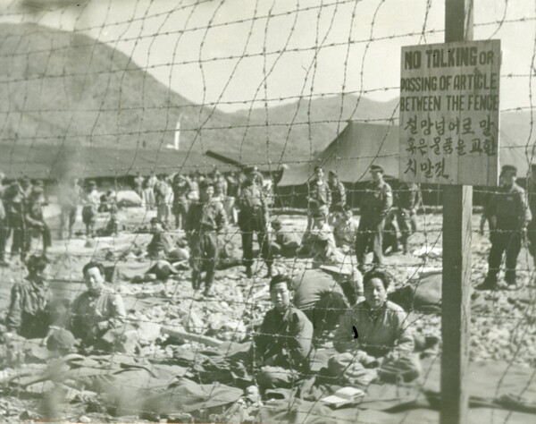 중공군 포로들이 1952년 3월 20일 거제도 포로수용소에서 햇볕을 쬐고 있다. 포로송환 문제는 2년 넘게 이어진 정전협상의 최대 난제였다. 1952.3.20. 미국 국립문서보관소(NARA)수집자료. 전쟁기념관