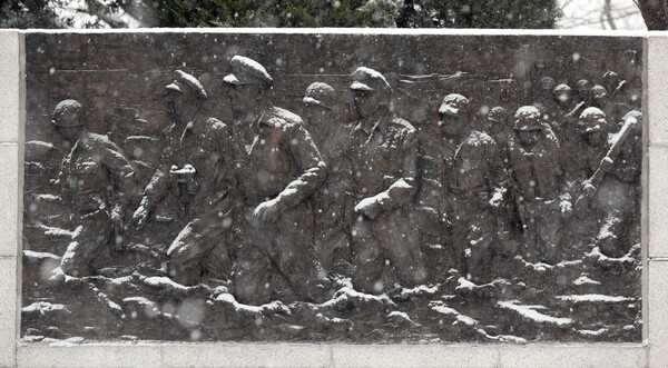 인천 중국 자유공원 내 맥아더 장군 동상의 뒷면의 부조. 인천상륙작전이 아닌, 1944년 필리틴 레이테섬 탈환 작전 장면으로 밝혀져 물의를 빚었다. 잘못 기록된 것이 한 두 가지이겠는가. 2022.12.15. 연합뉴스 