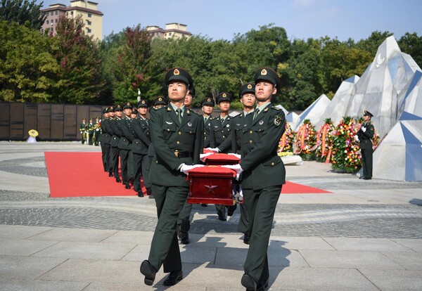 중국 인민해방군 병사들이 2020년 9월 28일 중국 랴오닝성 성도인 셴양의 중국인민지원군 묘지에서 한국전쟁 전사자 유해를 운구하고 있다. 2023.6.14. 신화 연합뉴스 