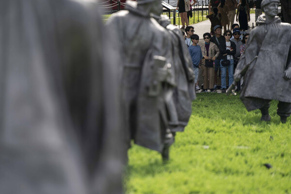 지난 5월 23일 관광객들이 미국 워싱턴의 한국전 참전용사 기념 조각들을 둘러보고 있다.  2023.5.27. UPI 연합뉴스  