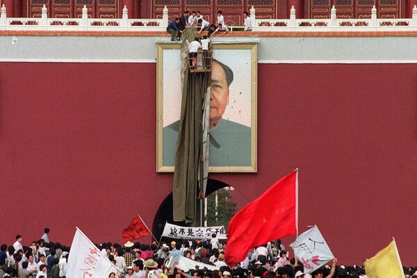 1989년 5월 23일 시위 군중이 중국 베이징 톈안먼 광장에 걸린 마오쩌둥의 초상화를 가리고 있다. 톈안먼 사태 34주년을 맞아 AFP 통신이 전송한 자료사진이다. 2023.5.31. AFP 연합뉴스