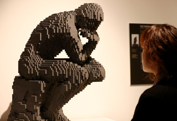 레고로 만든 '생각하는 사람'. 연합뉴스