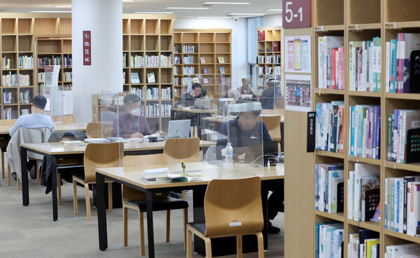 서울 서초구 국립중앙도서관을 찾은 시민들이 독서를 하고 있다. 2023.4.12 연합뉴스