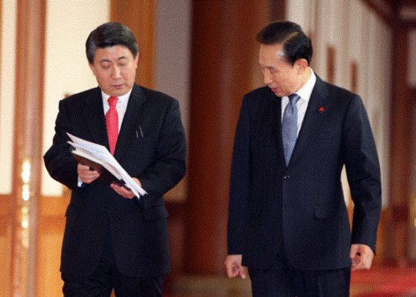 2009년 당시 이동관 청와대 홍보수석(왼쪽)과 이명박 대통령. 연합뉴스 자료 사진