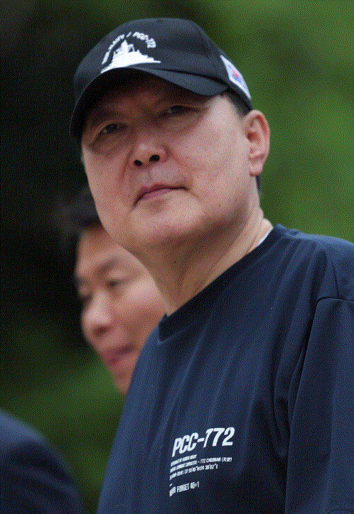 국제박람회기구(BIE) 총회 참석차 프랑스를 방문 중인 윤석열 대통령이 천안함 티셔츠와 모자를 착용한 채 20일(현지시간) 파리의 몽소 공원을 산책하고 있다. 2023.6.20 [공동취재] 