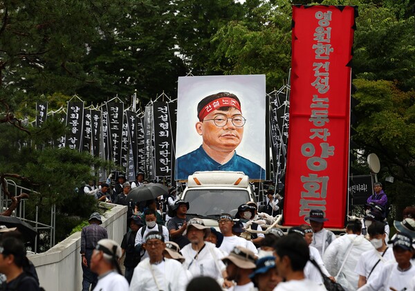 21일 오전 서울대병원 장례식장에서 발인 미사를 마친 민주노총 건설노조 간부 양회동 씨의 장례행렬이 경찰청으로 향하고 있다. 2023.6.21. 연합뉴스