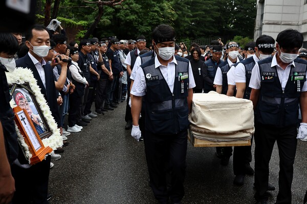 지난달 분신해 숨진 민주노총 건설노조 간부 양회동 씨의 발인이 21일 오전 서울대병원 장례식장에서 엄수되고 있다. 2023.6.21. 연합뉴스
