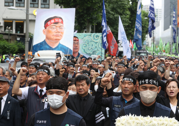 21일 오전 서울 서대문구 경찰청 앞에서 민주노총이 연 건설노동자 고 양회동 열사 노제에서 참가자들이 구호를 외치고 있다. 2023.6.21. 연합뉴스