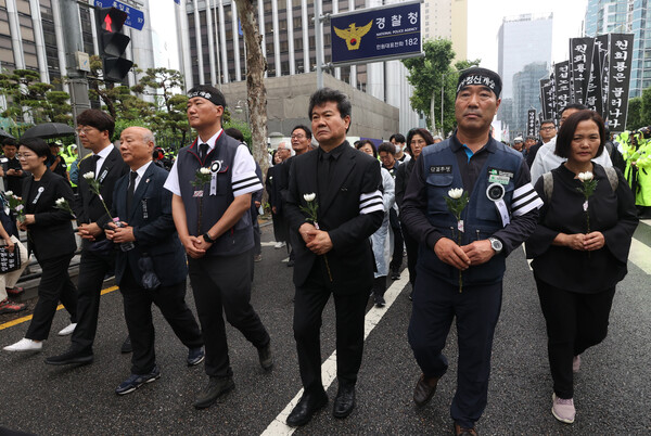 21일 오전 서울 서대문구 경찰청 앞에서 진행된 민주노총 건설노조 고 양회동 열사의 노제를 마친 참가자들이 세종대로 방면으로 행진하고 있다 . 2023.6.21. 연합뉴스