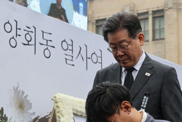 더불어민주당 이재명 대표가 21일 오후 서울 세종대로에서 열린 민주노총 건설노조 간부 고 양회동 씨 영결식에 참석해 조사를 읽은 뒤 무대에서 내려오고 있다. 2023.6.21. 연합뉴스