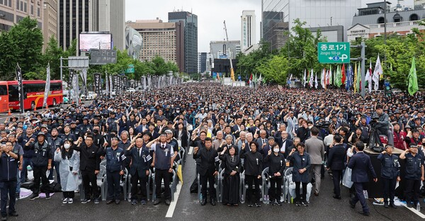 21일 오후 서울 세종대로에서 열린 고 양회동 열사 영결식에서 참가자들이 님을 위한 행진곡을 부르고 있다. 2023.6.21. 연합뉴스