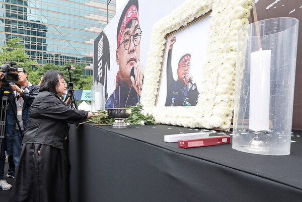 21일 오후 서울 세종대로에서 열린 민주노총 건설노조 간부 고 양회동 씨 영결식에서 유족들이 헌화하고 있다. 2023.6.21. 연합뉴스