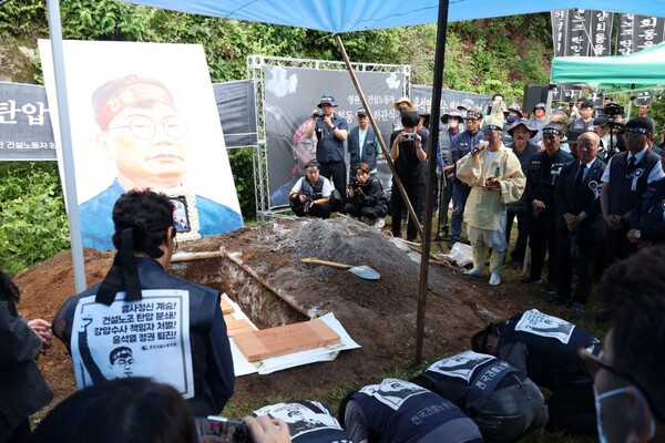 21일 오후 4시 20분부터 경기 남양주시 마석 모란공원 민족민주열사묘역에서 고 양회동 열사 하관식이 엄수됐다. 2023.6.21. 사 에큐메니안 임석규 객원기자