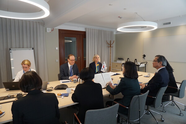 양성평등 및 가족정책 선진사례 공유를 위해 스웨덴을 방문 중인 김현숙 여성가족부 장관이 8일(현지시간) 마르틴 안드리아손 스웨덴 고용부 양성평등 차관을 만나 면담하고 있다. 2023.6.9. 연합뉴스