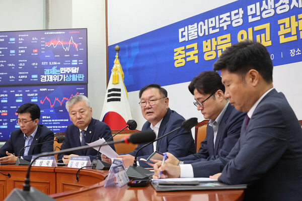 더불어민주당 민생경제위기대책위원회 위원장인 김태년 의원이 21일 오전 국회에서 열린 중국 방문 외교 관련 기자간담회에서 발언하고 있다. 왼쪽부터 고용진 위원, 홍성국 간사, 김 위원장, 홍익표 위원, 홍기원 위원. 2023.6.21. 연합뉴스