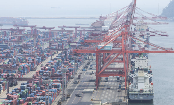 관세청에 따르면 6월 1∼20일 수출액(통관 기준 잠정치)은 328억 9500만 달러로 작년 같은 기간보다 5.3% 증가했다. 사진은 지난 12일 오후 부산항 신선대 부두에서 컨테이너 하역작업이 진행되는 모습. 2023.6.12. 연합뉴스