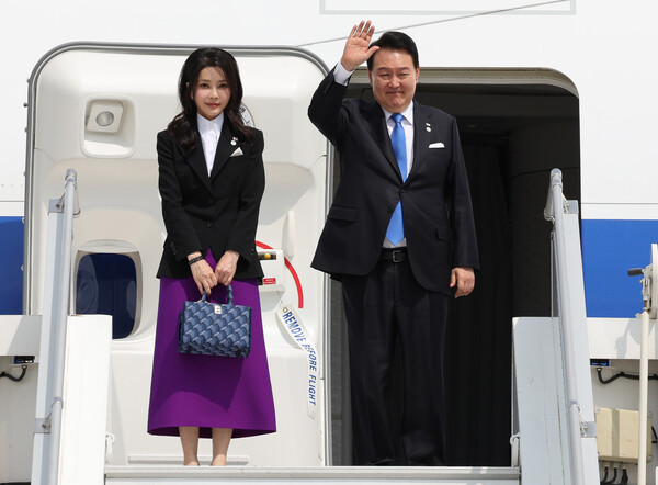프랑스 방문 일정을 마친 윤석열 대통령 부부가 21일 파리 오를리공항에서 공군 1호기에 올라 베트남으로 향하기 전 인사를 하고 있다. 2023.6.21. 연합뉴스 