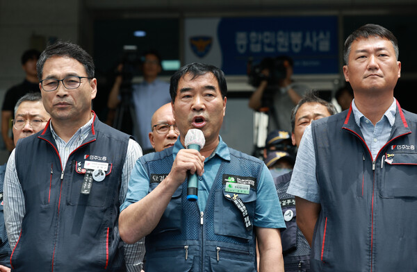 지난달 서울 도심 1박2일 집회와 관련해 수사를 받는 장옥기 민주노총 건설노조 위원장이 22일 오후 서울 남대문경찰서 앞에서 경찰 출석에 앞서 기자회견을 열고 입장을 밝히고 있다. 2023.6.22. 연합뉴스