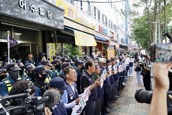 민주노총 건설노조원들이 9일 오전 서울 영등포구 대림동 건설노조 사무실 앞에서 압수수색에 대해 항의하고 있다. 2023.6.9. 건설노조 제공