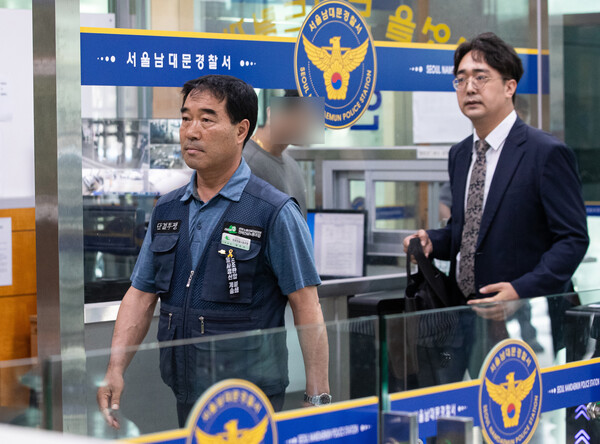 지난달 서울 도심 1박2일 집회와 관련해 경찰 수사를 받는 장옥기 민주노총 건설노조 위원장이 22일 오후 서울 남대문경찰서에 출석하고 있다. 2023.6.22 [공동취재] 연합뉴스