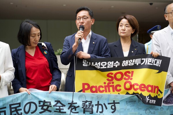 정의당 후쿠시마 오염수 저지 TF 의원들이 22일 오후 일본 사민당 의원들과 도쿄전력을 항의 방문해 기자회견을 하고 있다. 2023.6.22. 연합뉴스