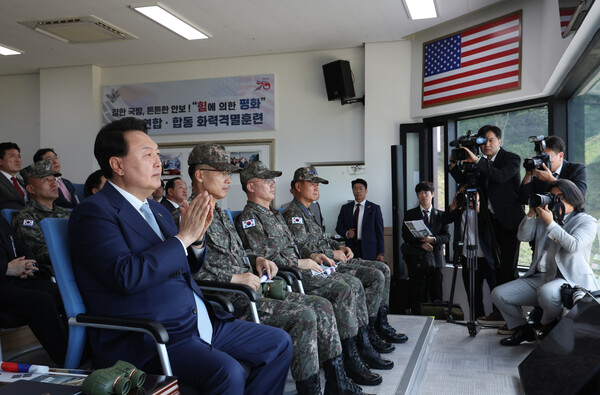 윤석열 대통령이 15일 경기 포천 승진훈련장에서 실시된 '2023 연합·합동 화력격멸훈련'을 보며 박수치고 있다. 2023.6.15. 연합뉴스