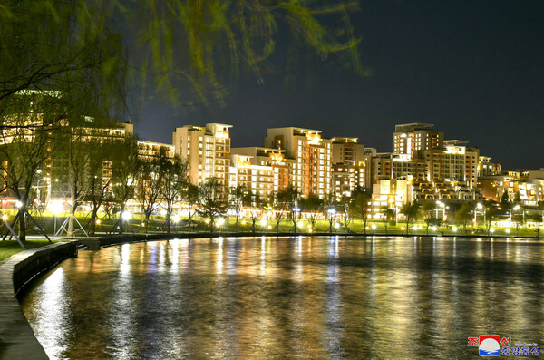 지난해 4월 평양 보통강 강안(강변) 다락식(테라스식) 주택구. [조선중앙통신 = 연합뉴스].