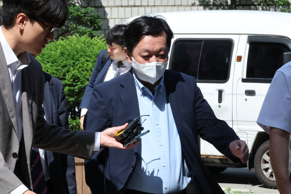 정진상 전 더불어민주당 당대표실 정무조정실장이 9일 1심 속행 공판에 출석하기 위해 법정으로 향하고 있다. 2023.6.9. 연합뉴스