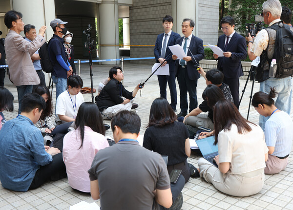 정진상 전 더불어민주당 대표실 정무조정실장 측 이건태 변호사(가운데)가 16일 오전 서울 서초구 서울중앙지법에서 기자회견을 열고 유동규 전 성남도시개발공사 본부장 진술의 허구와 사건 병합에 따른 재판 장기화의 원인인 검찰의 막무가내 수사를 비판하고 있다. 2023.6.16. 연합뉴스