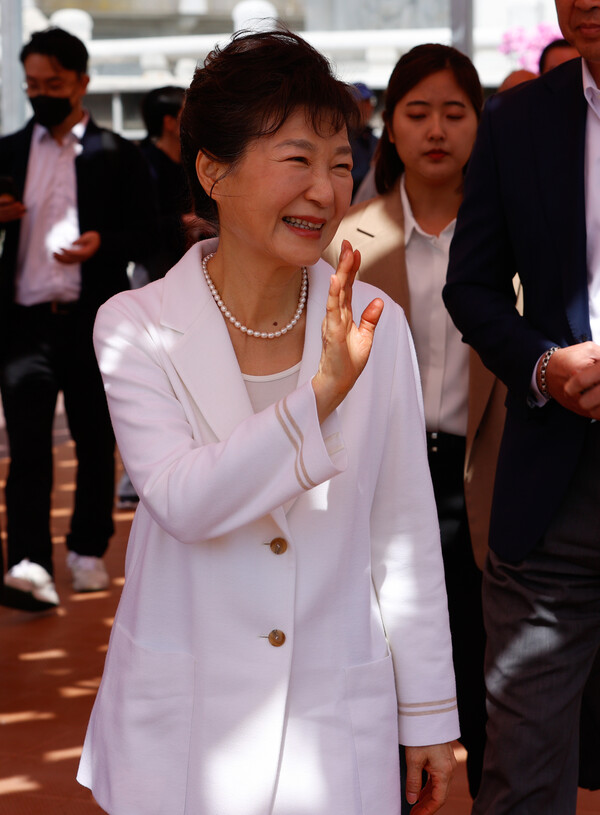 박근혜 전 대통령이 11일 오전 대구 팔공산 동화사를 찾아 시민들에게 인사를 하고 있다. 2023.4.11. 연합뉴스