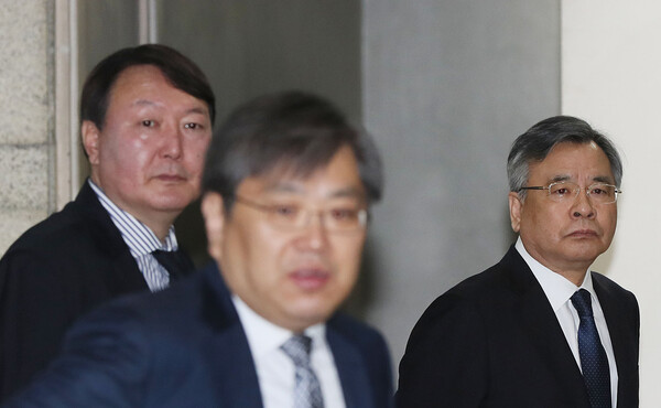 특별검사팀 박영수 특검과 양재식 특검보, 윤석열 수사팀장이 7일 오전 서초구 서울중앙지법에서 열린 이재용 삼성전자 부회장의 첫 공판에 참석하기 위해 엘리베이터를 기다리고 있다. 2017.4.7. 연합뉴스