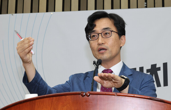 정용훈 카이스트 원자력 및 양자공학과 교수가 20일 오전 서울 여의도 국회에서 열린 국민의힘 의원총회에서 '후쿠시마 방류 안전한가?' 주제로 특강하고 있다. 2023.6.20. 연합뉴스