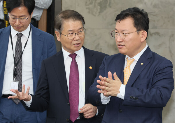 김형동 국민의힘 의원(오른쪽)이 31일 오후 국회에서 열린 국민의힘 노동개혁특별위원회 확대회의에 참석하며 이정식 노동부 장관과 대화하고 있다. 2023.5.31. 연합뉴스