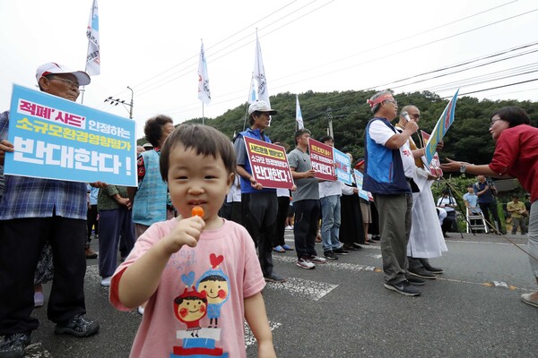 2017년 8월 10일 성주 사드 기지 소규모 환경영향평가 현장확인이 예정된 가운데 경북 성주군 초전면 소성리 마을회관 앞에서 사드배치철회 성주투쟁위원회 등 시민단체 관계자들이 정부의 전자파 측정 등에 반대하는 기자회견을 하고 있다. 2017.8.10. 연합뉴스 자료사진