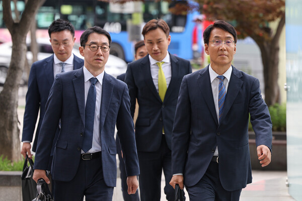 한상혁 전 방송통신위원장이 제기한 면직 처분 집행정지 소송 첫 심문이 열린 12일 오후 서울 서초구 서울행정법원에서 윤석열 대통령이 선임한 소송대리인들이 법정으로 향하고 있다. 2023.6.12. 연합뉴스