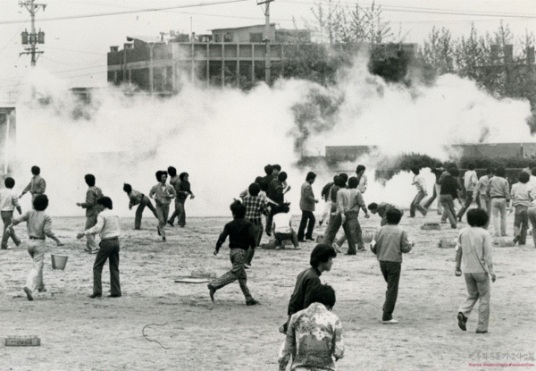 ‘80년 서울의 봄’ …고려대생들이 학교 밖으로 진출하여 민주화를 요구하며 시위를 벌이고 있다. 민주화운동기념사업회 