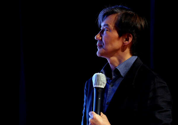  조국 전 장관이 4월 11일 오후 부산 해운대구 쿠무다 콘서트홀에서 열린 '조국의 법고전 산책 저자와의 대화'에서 책 설명을 하고 있다. 2023.4.11. 연합뉴스