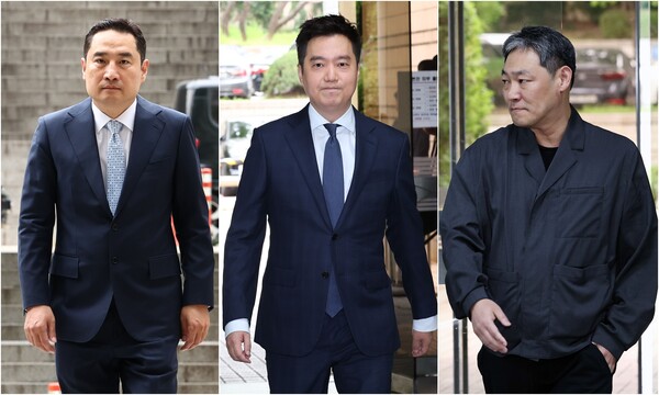 강용석 변호사(왼쪽부터), 김세의 전 MBC 기자, 김용호 전 스포츠월드 기자가 20일 오전 서초구 서울중앙지방법원에서 열린 1심 선고 공판에 출석하기 위해 법정으로 향하고 있다.. 2023.6.20. 연합뉴스