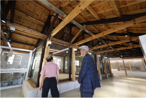 소가 살 곳에 사람이 살았다. 지난 8일 복원을 마치고 국가등록문화제 제715호로 공개된 부산 우암동 소막마을 주택. 1924년에 지어진 목조건물로 소를 반출하기 전 임시 막사로 사용됐지만, 한국전쟁 당시 몰려든 피란민들의 주거지로 쓰였다.  2023.6.8. 연합뉴스 