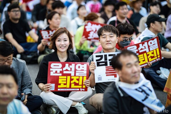 3일 오후 서울 지하철 시청역 앞 대로에서 열린 '42차 촛불대행진'에서 시민들이 손팻말을 들고 있는 모습. 2023.6.3. 사진 이호 작가