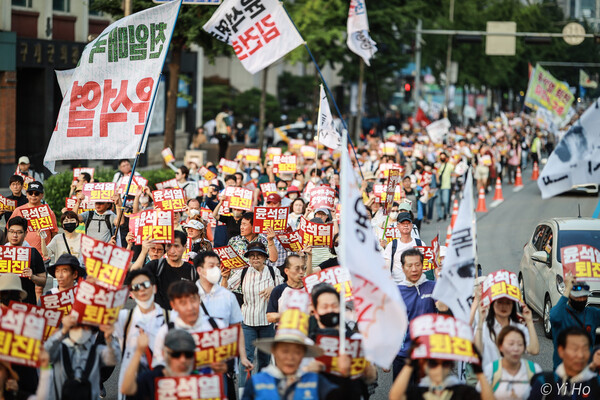 45차 촛불대행진에 참석한 시민들이 서울 시내를 행진하고 있다. 2023.6.24. 이호 작가