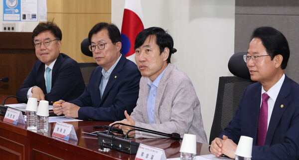 하사헌 기자 = 가 9일 오전 서울 여의도 국회 의원회관에서 하태경 위원장 주재로 열리고 있다. 왼쪽부터 국민의힘 서범수 의원, 이만희 의원, 하태경 위원장, 류성걸 의원. 2023.6.9. 연합뉴스