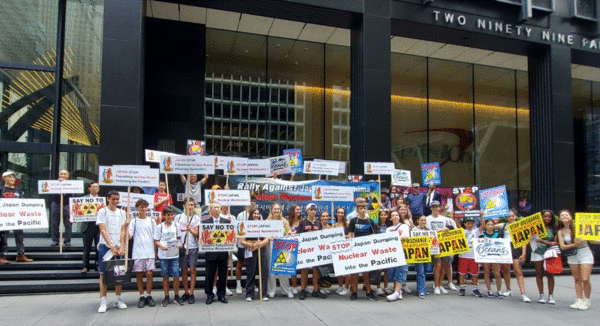 미국 동포들이 25일(현지 시각) 맨하탄 일본 총영사관 앞에서 후쿠시마 핵 오염수 해양 방류 철회를 요구하는 집회를 열고 있다.  워싱턴 교포 제공