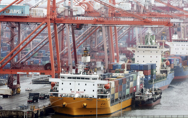 한국의 물류경쟁력이 사상 처음으로 세계 20위권에 진입했다. 대한상의는 26일 세계은행의 올해  물류성과지수(Logistics Performance Index) 보고서에서 한국이 17위를 기록했다고 밝혔다. 사진은   부산항 신선대 부두에서 컨테이너 하역작업이 진행되는 모습. 2023.6.21. 연합뉴스