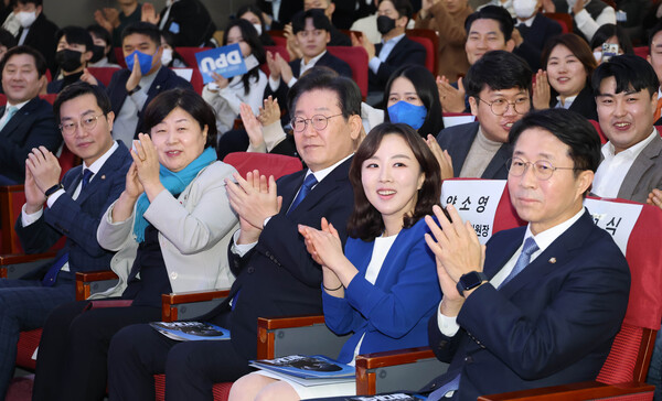 더불어민주당 이재명 대표와 양소영 전국대학생위원장 등 참석자들이 국회 의원회관에서 열린 전국대학생위원회 발대식에서 박수를 치고 있다. 2023.2.14, 연합뉴스